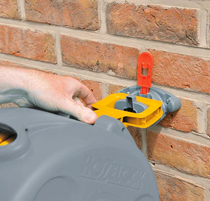 Hozelock 2415 Compact 25m 2-in-1 Reel with Mounting Bracket - Image 3