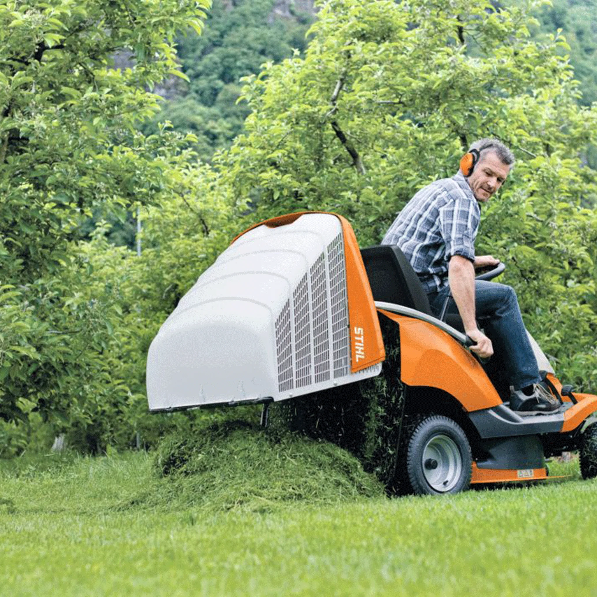 Stihl RT 4082 Petrol Ride-on Lawnmower - Image 5