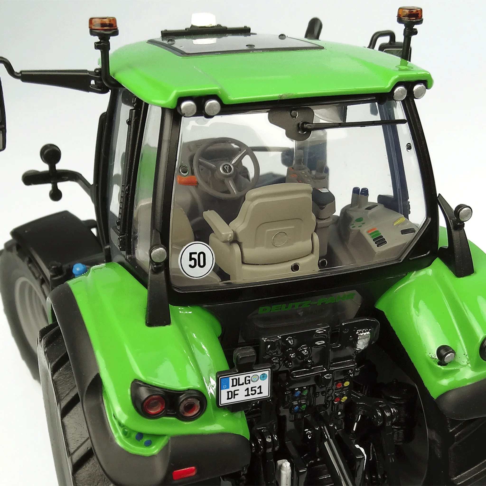 Universal Hobbies Deuzt-Fahr 6150.4 RV Shift Tractor 1:32 Scale - Image 5